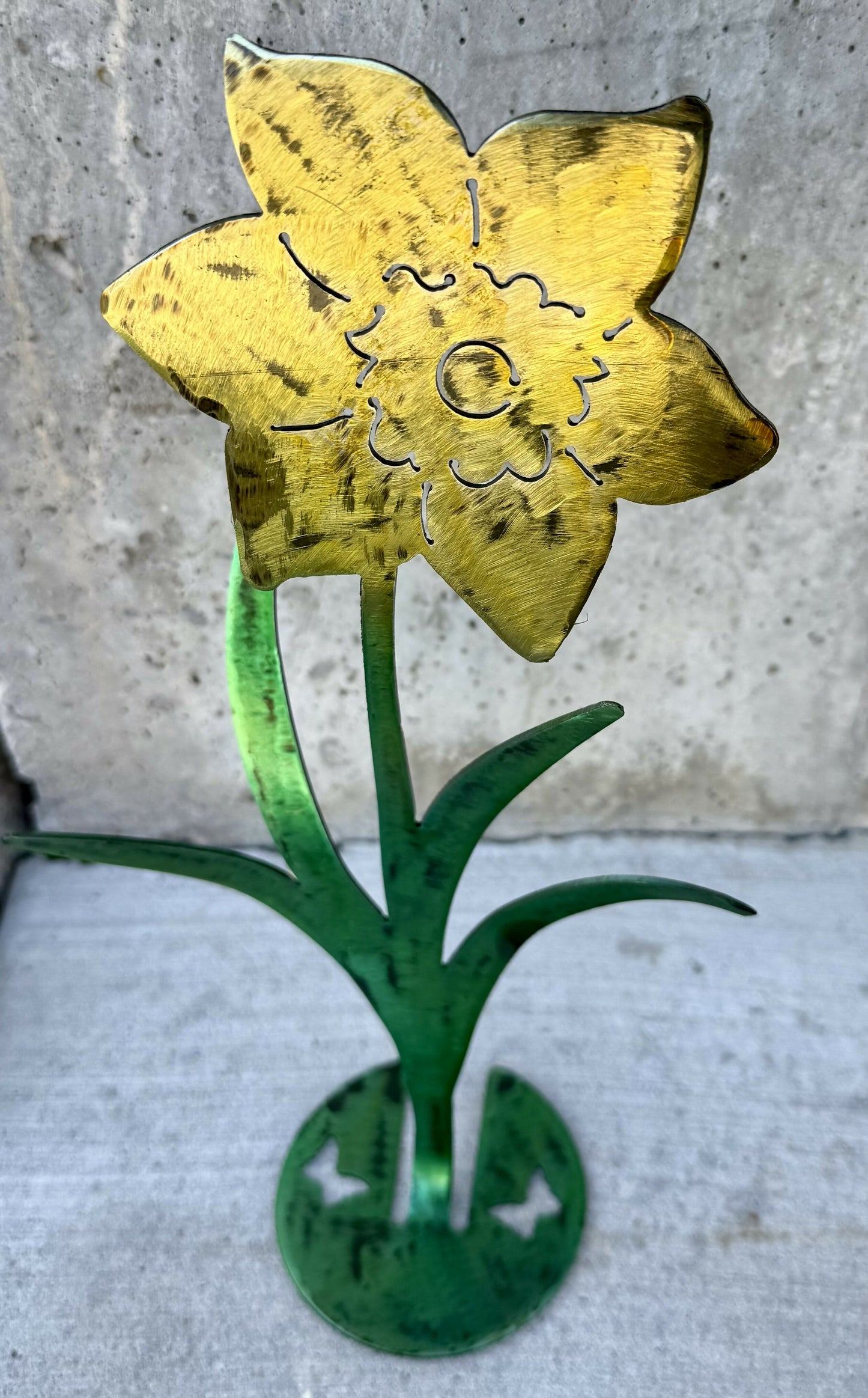 Standing daffodil