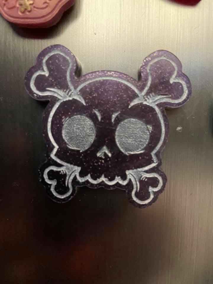 Purple skull magnet