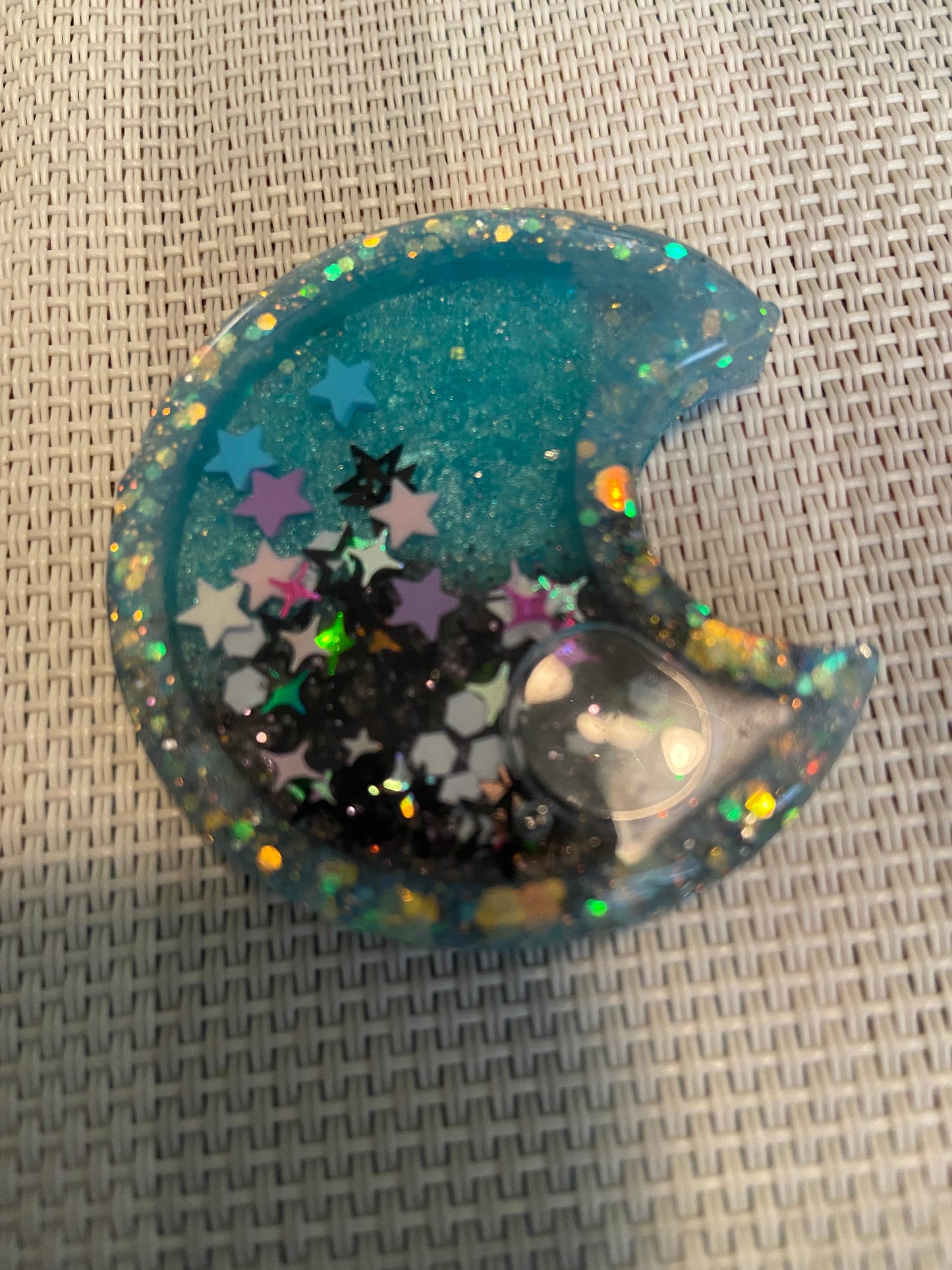 Shaker crescent moon magnet