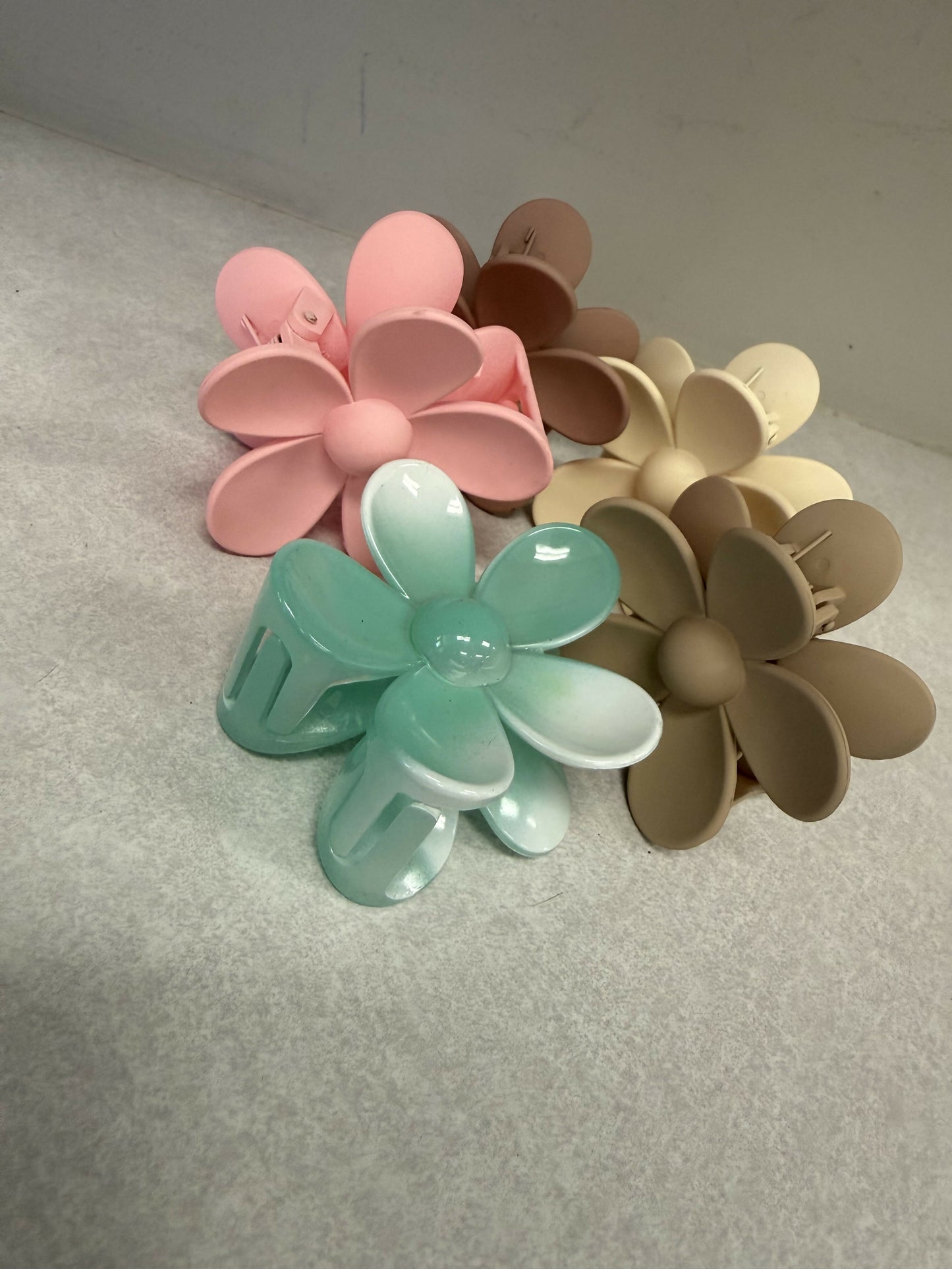 Jumbo Daisy Clip-Random Color