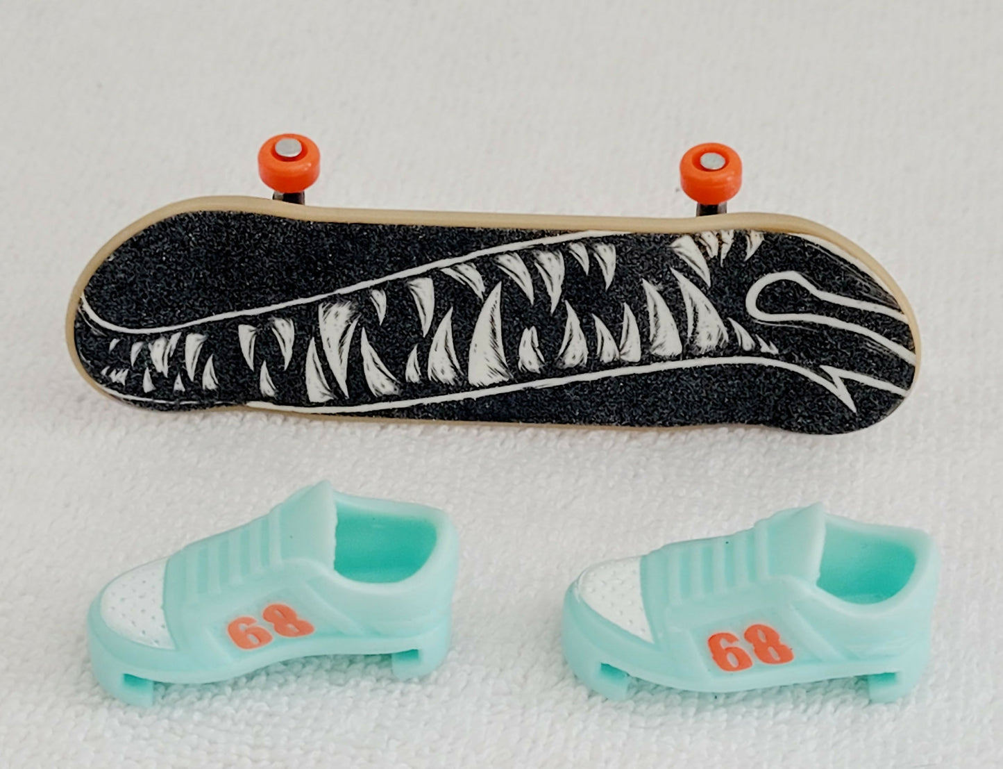 Hot Wheels Skate Fingerboard w/Shoes Tony Hawk T-rex